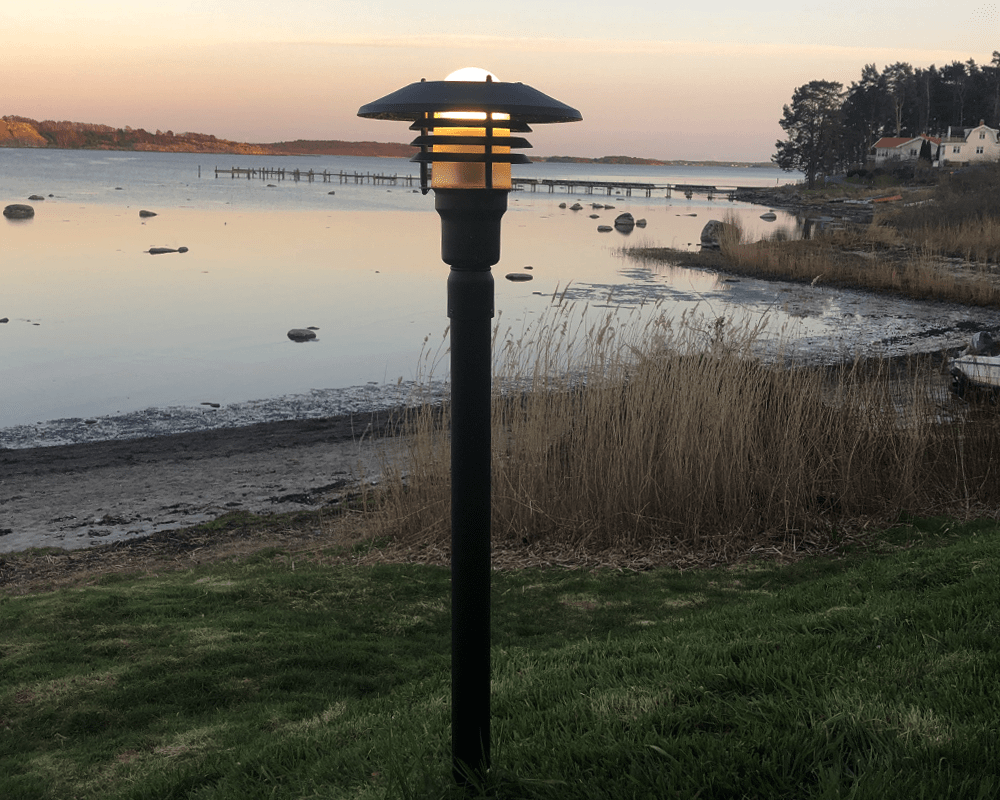 Tellus 145cm Noir bornes De Westal - Tellus est une série de luminaires qui confèrent des caractères différents à la villa, à l'immeuble ou à la maison de vacances selon la conception.