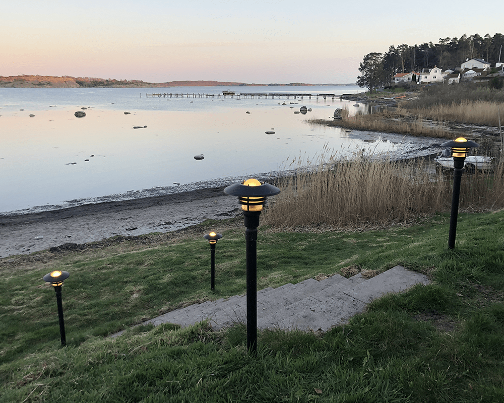 Tellus 145cm Noir bornes De Westal - Tellus est une série de luminaires qui confèrent des caractères différents à la villa, à l'immeuble ou à la maison de vacances selon la conception.