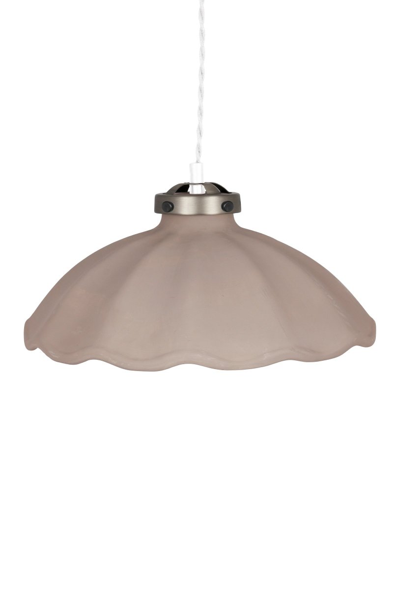 Alva Ø30 Boue suspension De Globen Lighting - La partie sup&eacute;rieure, qui renferme la c&eacute;ramique, est en m&eacute;tal de couleur oxyde et est compl&eacute;t&eacute;e par un c&acirc;ble textile torsad&eacute; blanc de 120 cm de long et un bo&icirc;tier de plafond blanc en plastique.