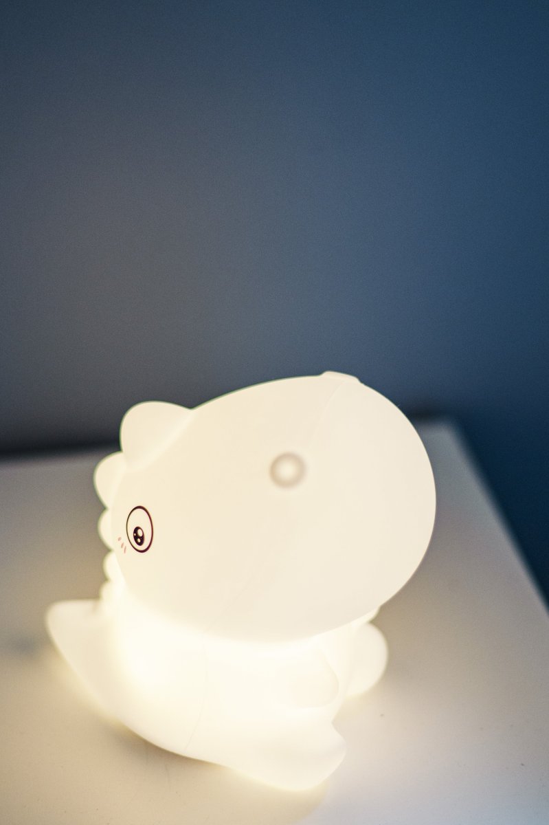 Dinosaur Blanc lampe pour enfant De Star Trading - La veilleuse Dinosaur est une adorable veilleuse tactile qui diffuse une lumière douce et agréable.