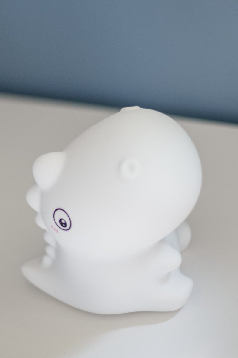 Dinosaur Blanc lampe pour enfant De Star Trading - La veilleuse Dinosaur est une adorable veilleuse tactile qui diffuse une lumière douce et agréable.