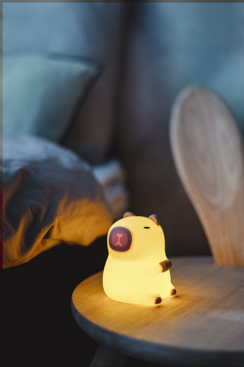 Capybara Blanc lampe pour enfant De Star Trading - Cette lampe tactile s'allume et s'&eacute;teint d'une simple pression, et permet &eacute;galement de choisir parmi diff&eacute;rentes couleurs.