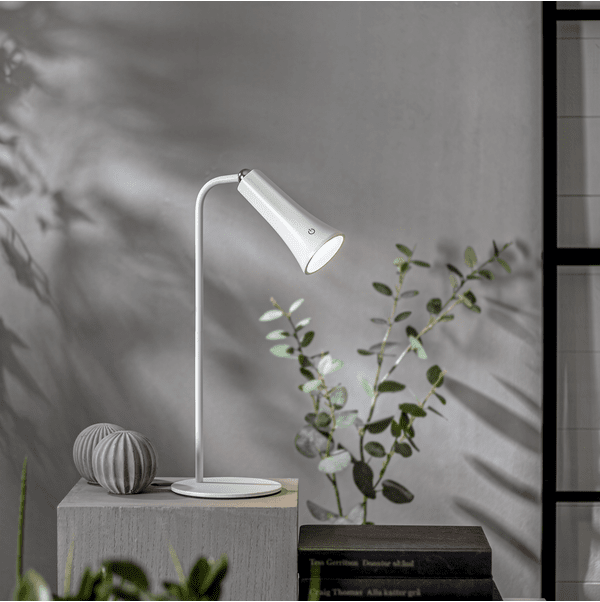 Functional 38cm Blanc portable De Star Trading - Lampe de table LED multifonctionnelle, portable et rechargeable, pratique, équipée de trois types de supports magnétiques : support de table, pince et support mural.