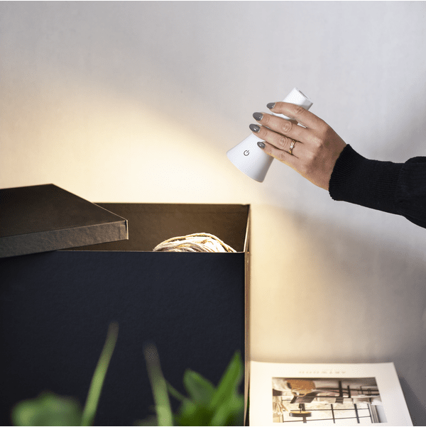 Functional 38cm Blanc portable De Star Trading - Lampe de table LED multifonctionnelle, portable et rechargeable, pratique, équipée de trois types de supports magnétiques : support de table, pince et support mural.