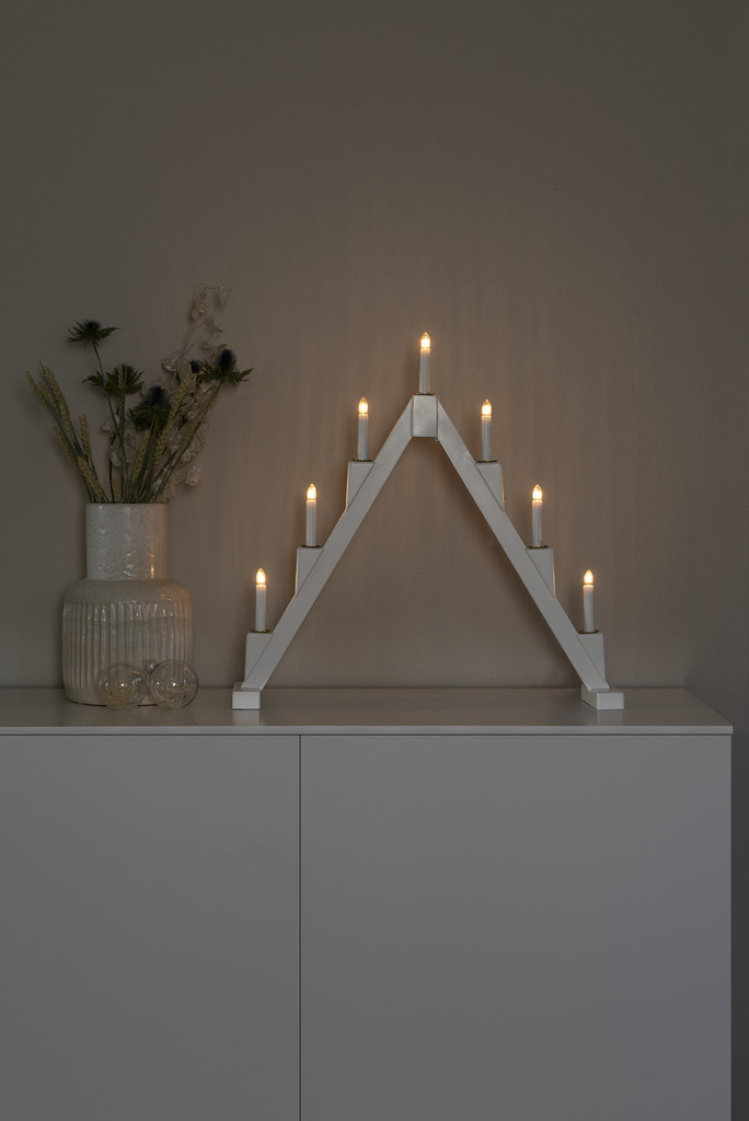 Candelabra 7 Lights Blanc De Konstsmide - Le design moderne cr&eacute;e une atmosph&egrave;re &eacute;l&eacute;gante et les ampoules &eacute;mettent une lumi&egrave;re chaleureuse et invitante.