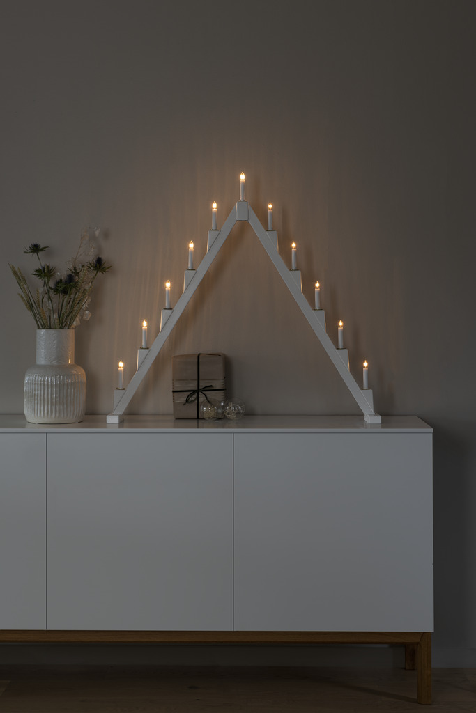 Candelabra 11 Lights Blanc De Konstsmide - Le design moderne cr&eacute;e une atmosph&egrave;re &eacute;l&eacute;gante et les ampoules &eacute;mettent une lumi&egrave;re chaleureuse et invitante.
