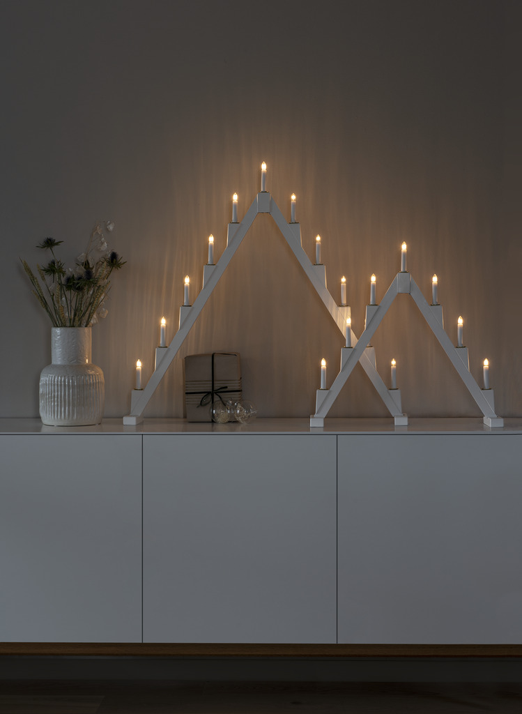 Candelabra 11 Lights Blanc De Konstsmide - Le design moderne cr&eacute;e une atmosph&egrave;re &eacute;l&eacute;gante et les ampoules &eacute;mettent une lumi&egrave;re chaleureuse et invitante.