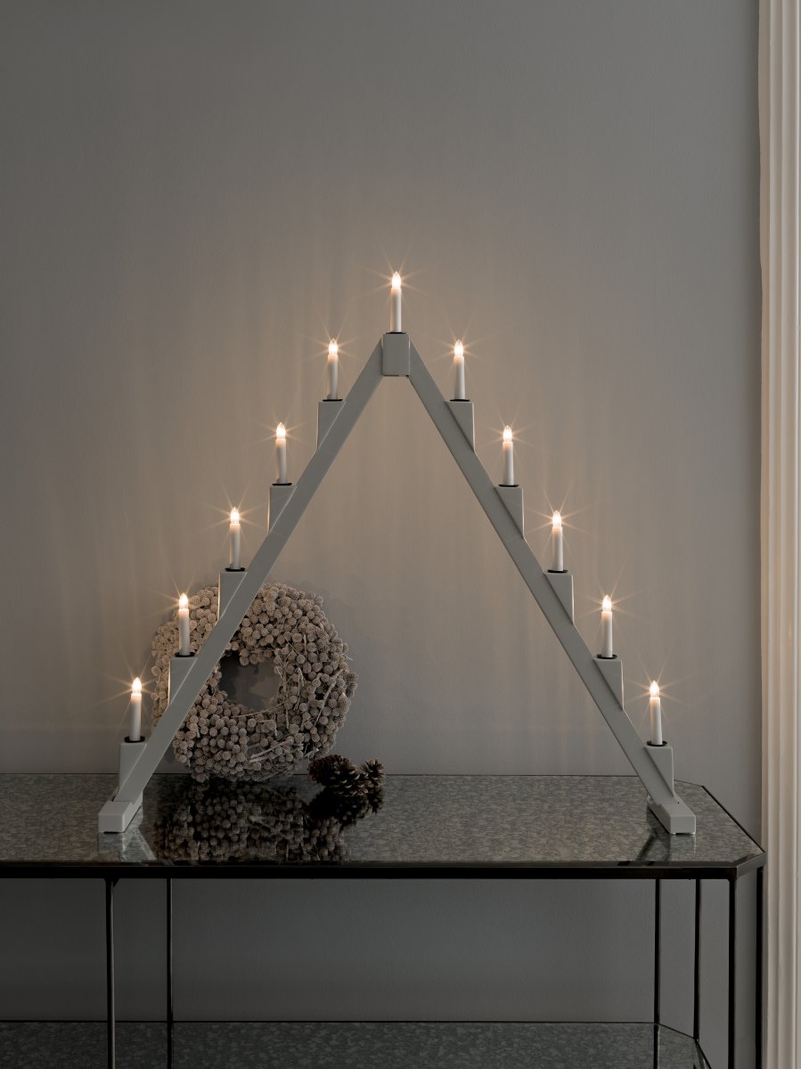 Candelabra 11 Lights Gris De Konstsmide - Le design moderne cr&eacute;e une atmosph&egrave;re &eacute;l&eacute;gante et les ampoules &eacute;mettent une lumi&egrave;re chaleureuse et invitante.
