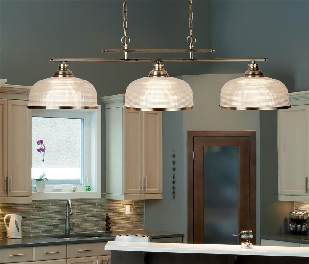 Bistro 100cm Laiton antique suspension De Searchlight - Elle peut &ecirc;tre mont&eacute;e et abaiss&eacute;e, ce qui la rend id&eacute;ale pour &ecirc;tre suspendue au-dessus d'une table de cuisine ou de salle &agrave; manger et cr&eacute;er une lumi&egrave;re chaleureuse et accueillante.