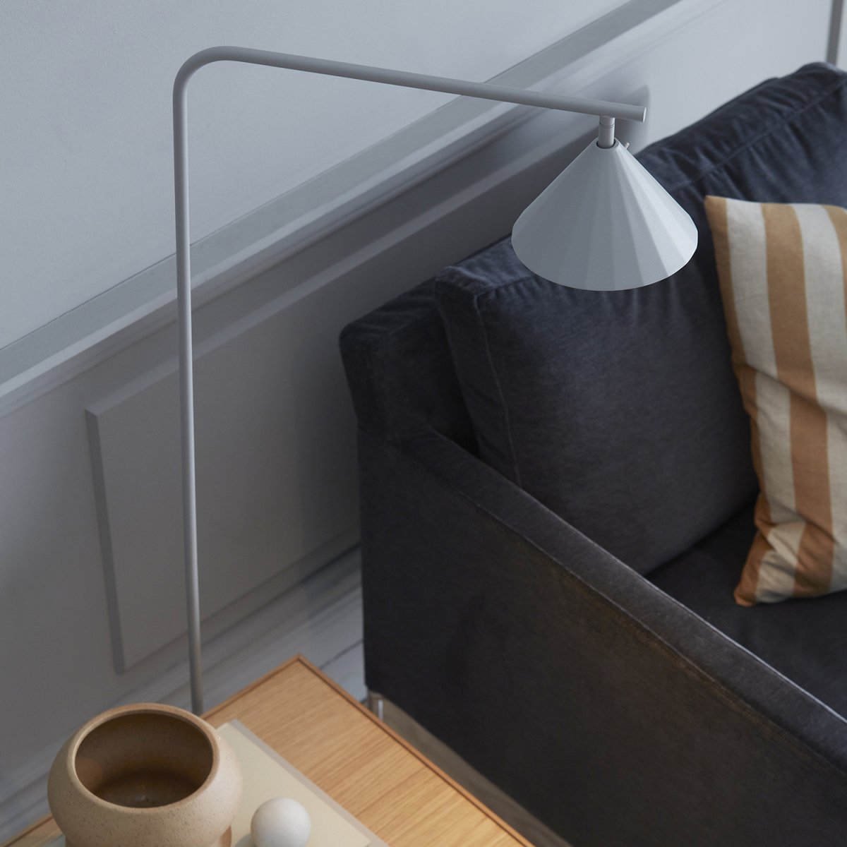 Rain Gris lampadaire De CO Bankeryd - Le lampadaire Rain est idéal pour des moments de lecture agréables et peut être placé à côté du canapé ou d'un fauteuil préféré.