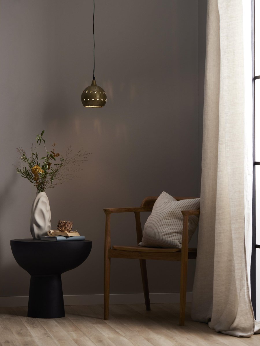 Petal Ø15 Or lampe de fenêtre De PR Home - Lampe de fen&ecirc;tre en forme de fleur en m&eacute;tal avec finition en laiton.