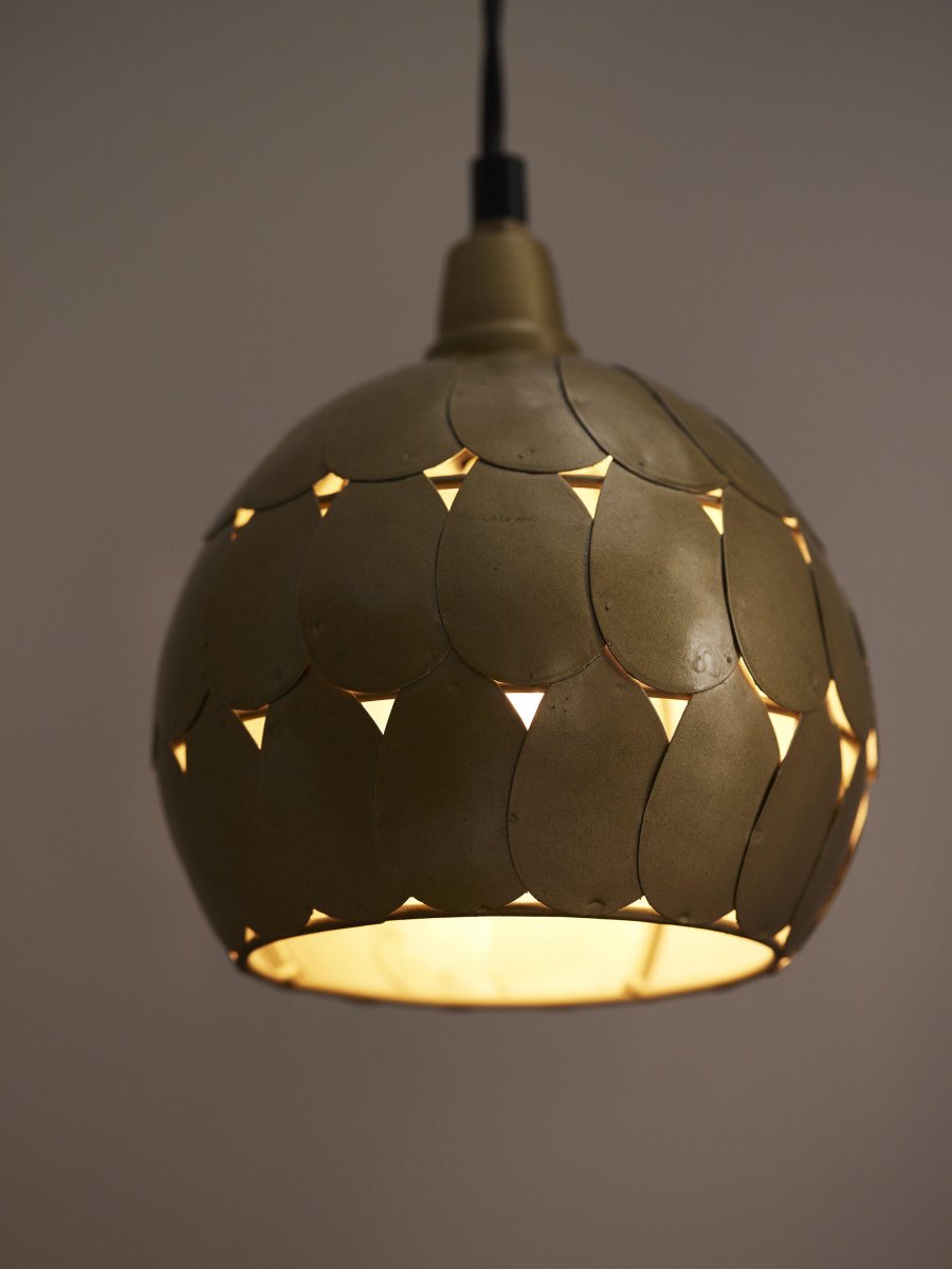 Petal Ø15 Or lampe de fenêtre De PR Home - Lampe de fen&ecirc;tre en forme de fleur en m&eacute;tal avec finition en laiton.