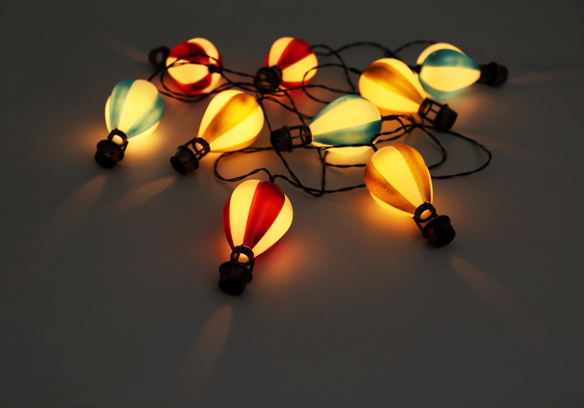 Balloon Multicolore lampe solaire De Globo Lighting - En unik och st&auml;mningsfull detalj som ger utomhusmilj&ouml;n en lekfull och elegant touch!