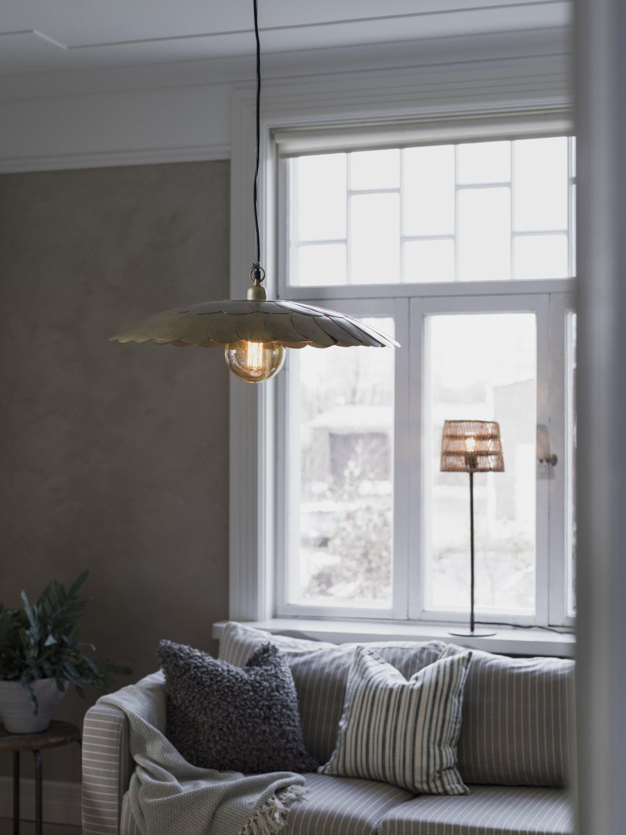Petal Ø45 Or suspension De PR Home - C&acirc;ble en plastique noir de 1 m de long, livr&eacute; avec support de plafond pour suspension par crochet.