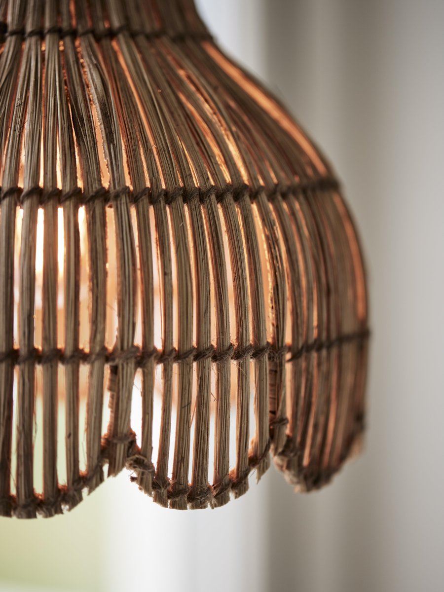 Pia Ø24 Nature suspension De PR Home - Le plafonnier Pia est fabriqué à la main à partir de fibres naturelles et de fil de jute avec un bord incurvé en bas.