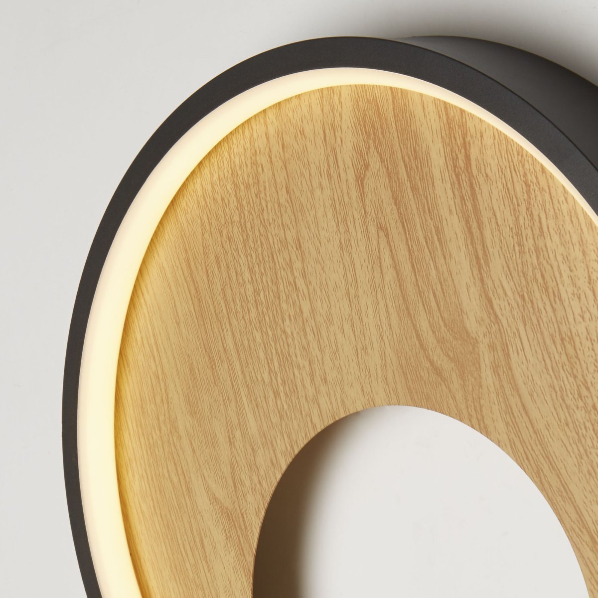 Curio Ø30 Noir/bois applique murale De Searchlight - Le cadre mat en forme d'anneau confère à l'applique une touche d'élégance qui s'harmonise avec de nombreux styles de décoration.