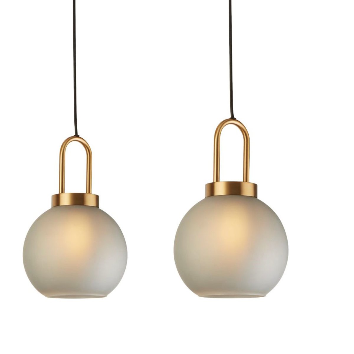 Snowdrop 85cm Laiton suspension De Searchlight - Avec des abat-jour en verre dépoli et une finition en laiton antique, c'est un détail impressionnant dans tout intérieur moderne et lumineux.