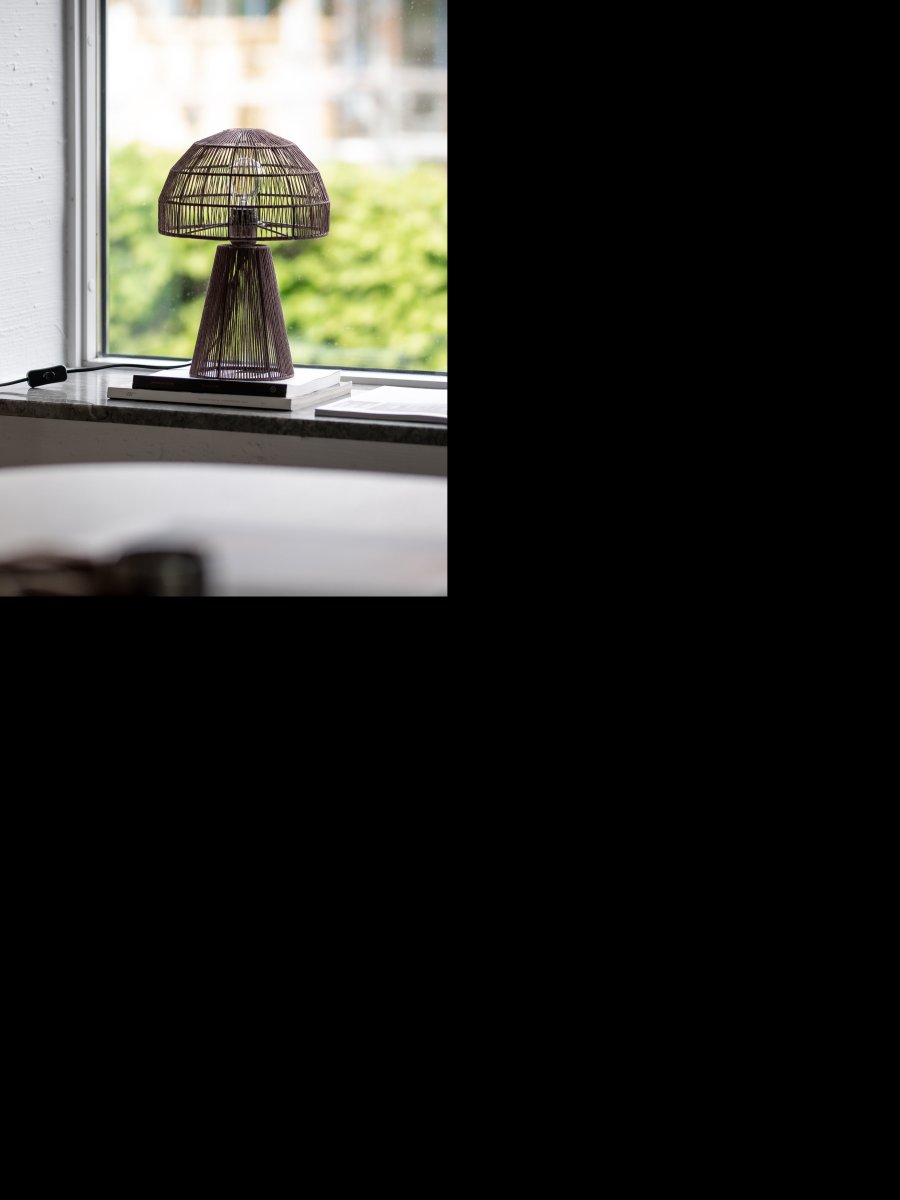 Porcini 37cm Brun lampe de table De PR Home - La lampe de table Porcini est une lampe artisanale fabriquée à partir d'un cadre en métal enveloppé à la main de fil brillant, permettant à la lumière de filtrer finement à travers les fils.
