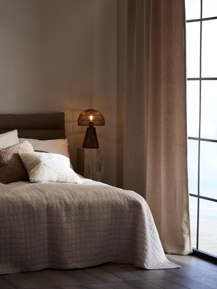 Porcini 37cm Brun lampe de table De PR Home - La lampe de table Porcini est une lampe artisanale fabriquée à partir d'un cadre en métal enveloppé à la main de fil brillant, permettant à la lumière de filtrer finement à travers les fils.