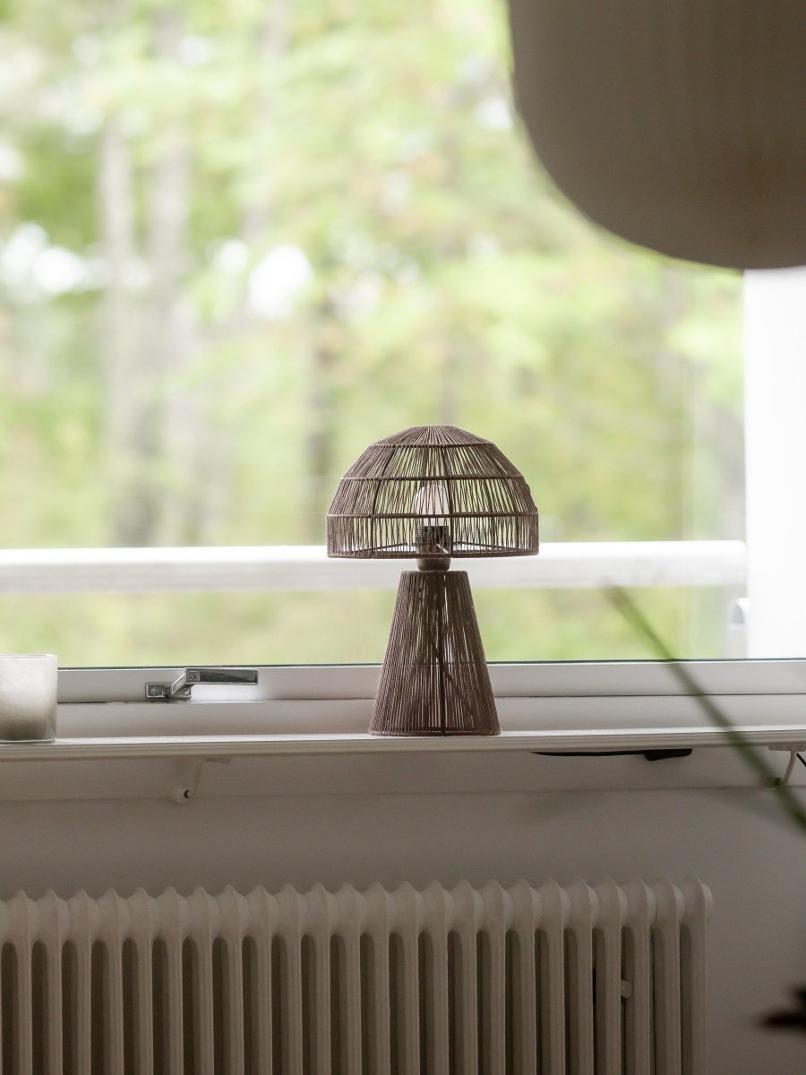 Porcini 37cm Brun lampe de table De PR Home - La lampe de table Porcini est une lampe artisanale fabriquée à partir d'un cadre en métal enveloppé à la main de fil brillant, permettant à la lumière de filtrer finement à travers les fils.