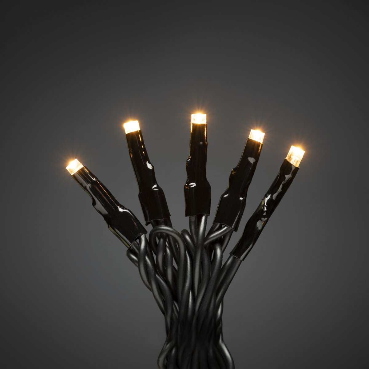 Guirlande lumineuse 100 LED ambre 15m Vert De Konstsmide - Chaque LED, d'une intensité lumineuse d'environ 5 lumens, est espacée de 10 cm le long des 10 mètres de la guirlande.