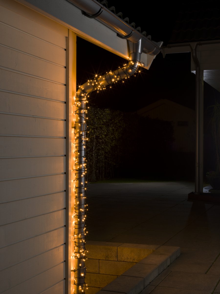 Guirlande lumineuse 200 LED ambre 25m Vert De Konstsmide - Cette guirlande lumineuse compos&eacute;e de 200 petites LED diffuse une lumi&egrave;re chaude et agr&eacute;able d'une temp&eacute;rature de couleur d'environ 2000 K.