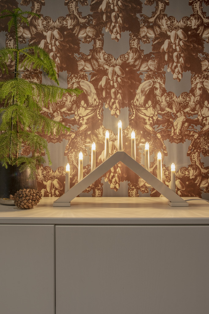 Candelabra 9 Lights Blanc mat De Konstsmide - Offrez &agrave; votre maison une atmosph&egrave;re de No&euml;l intemporelle et &eacute;l&eacute;gante avec cet &eacute;l&eacute;gant bougeoir de l'Avent en bois laqu&eacute; blanc.