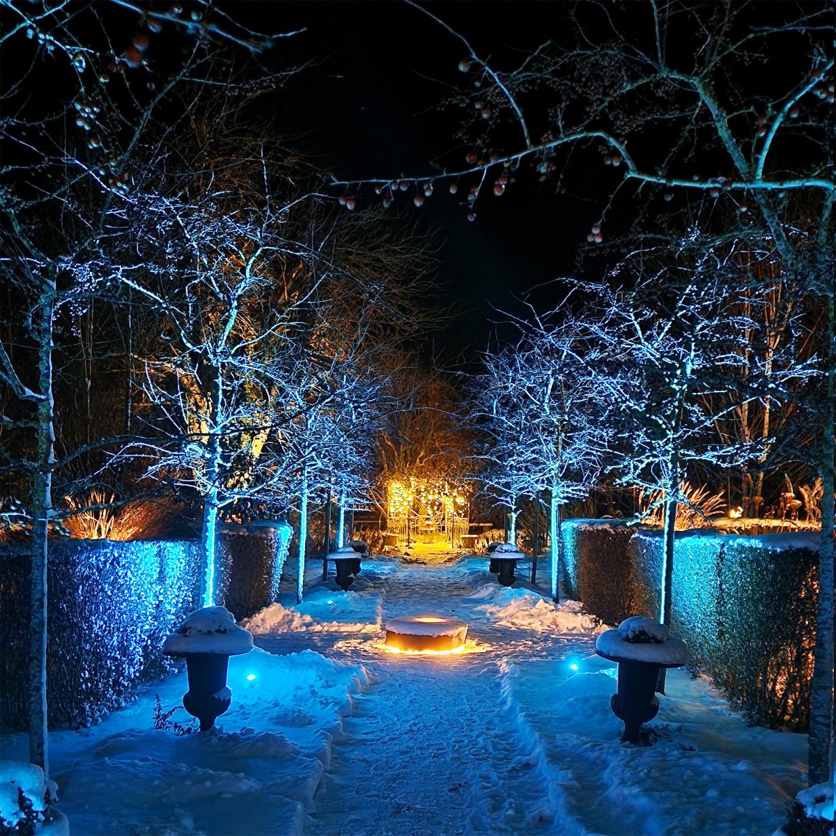 Arcus Noir De Lightson - Ajoutez de la vari&eacute;t&eacute; &agrave; votre jardin avec Arcus, notre projecteur de sol intelligent, o&ugrave; vous pouvez contr&ocirc;ler la couleur et la luminosit&eacute; &agrave; l'aide de l'application LightsOn Smart.