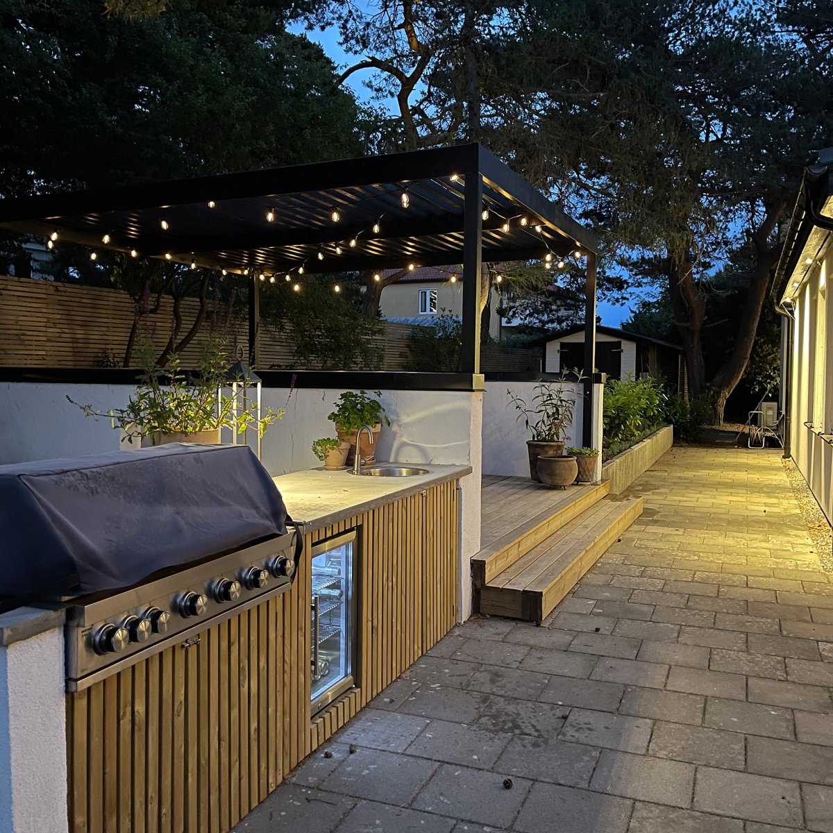 Cozy Start 5m Noir De Lightson - La boucle mesure 5m de long et est &eacute;quip&eacute;e de 10 sources lumineuses interchangeables + 5m de c&acirc;ble de connexion et transformateur.