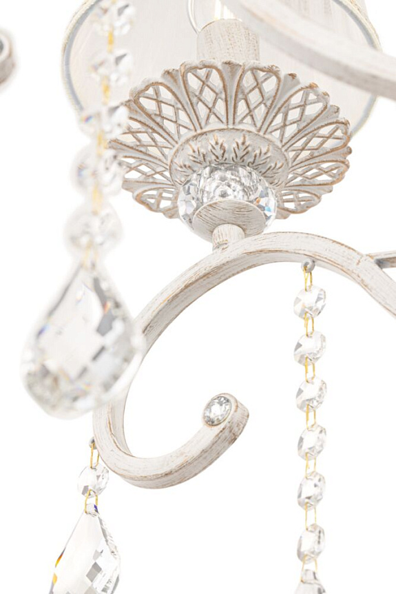 Grace Ø74 Blanc suspension De Maytoni - Les &eacute;l&eacute;gants abat-jour textiles, associ&eacute;s &agrave; des prismes scintillants, offrent une lumi&egrave;re douce et agr&eacute;able et une atmosph&egrave;re romantique.