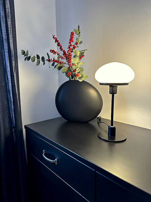New August 36cm Noir lampe de table De Aneta Lighting - Nouvelle lampe de table &eacute;l&eacute;gante d'August dans un mod&egrave;le classique avec un design plus moderne.
