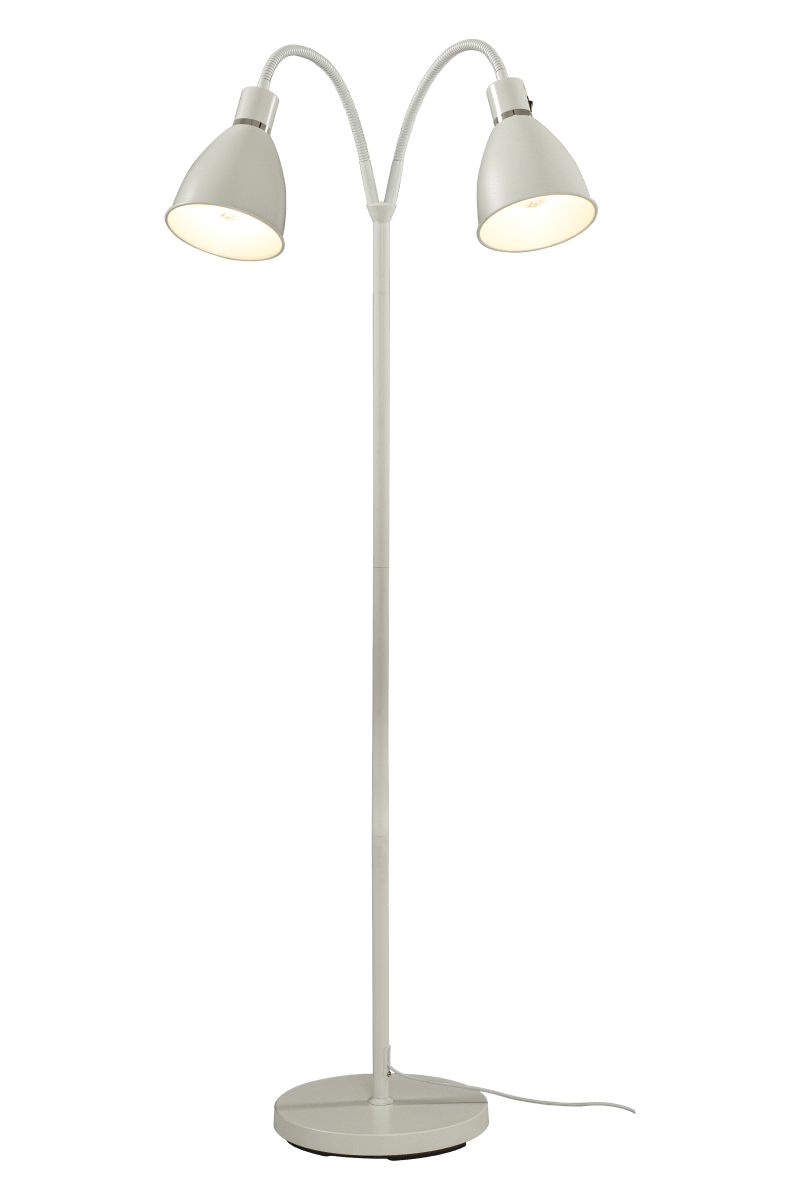 Idre 2 Blanc lampadaire De Aneta Lighting - Le lampadaire Idre avec double tête de lampe a un design classique en métal laqué blanc et des anneaux décoratifs de couleur chrome.
