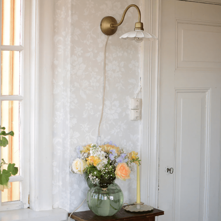Gustav Ø20 Blanc/Laiton antique applique murale De Strömshaga - La lampe est fournie avec un câble textile beige de 1,5 m, un interrupteur et une prise.
