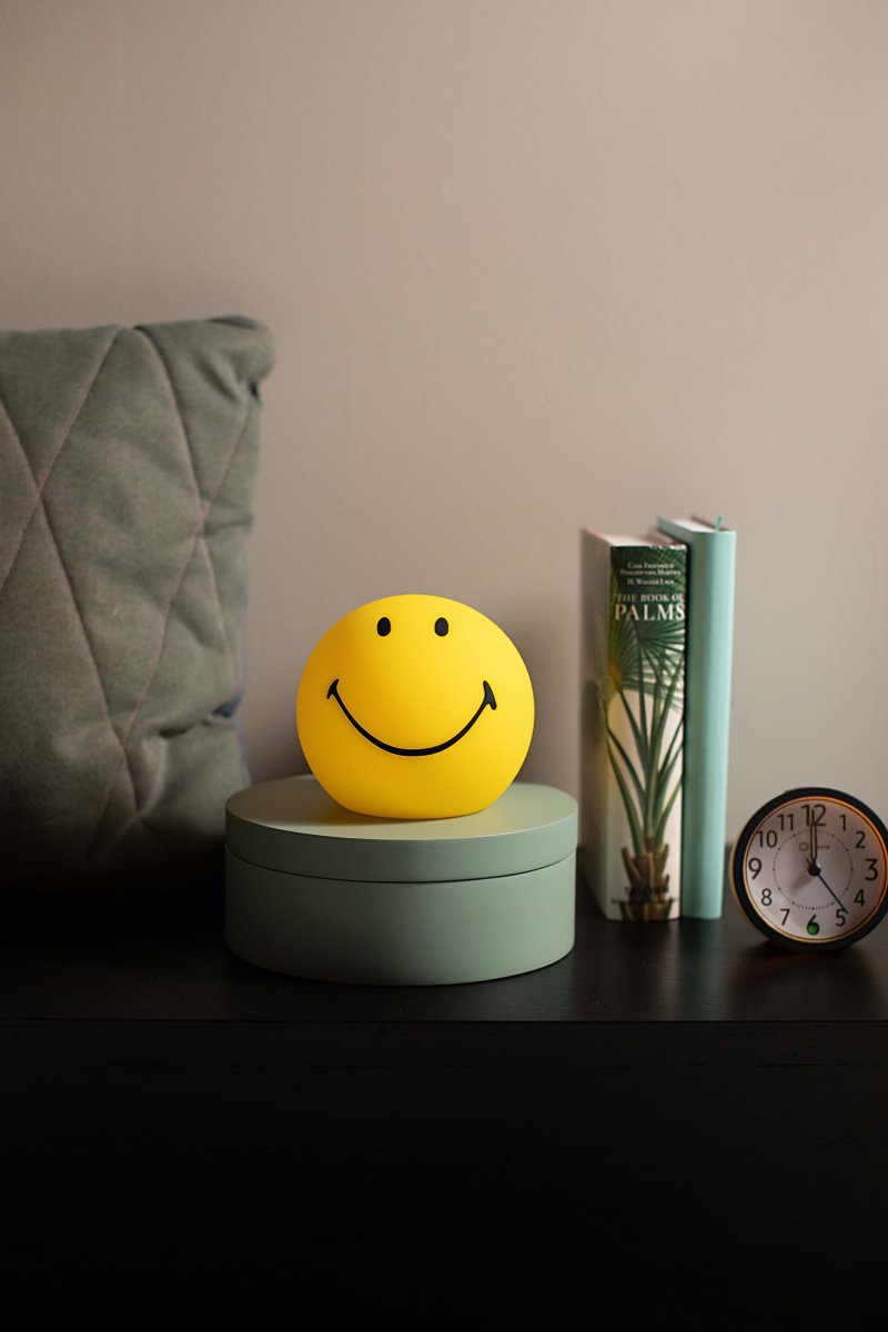 Bundle of Light - Smiley Mini Jaune lampe pour enfant De Mr Maria - Apportez un peu de lumière et de joie dans votre journée et votre maison avec cette charmante lampe souriante.