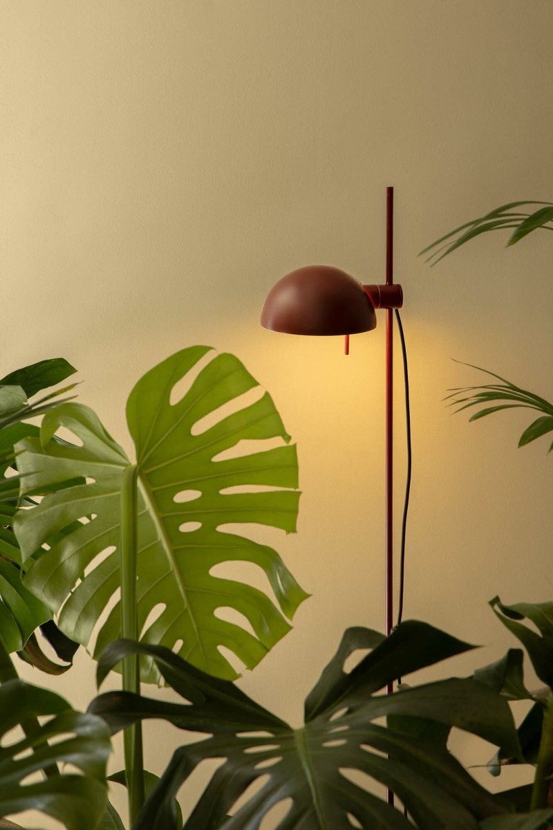 Matilda Bourgogne lampadaire De Faro Barcelona - Gr&acirc;ce &agrave; son abat-jour rotatif et &agrave; sa hauteur r&eacute;glable, il offre un &eacute;clairage flexible, id&eacute;al pour la lecture ou pour cr&eacute;er une ambiance chaleureuse.