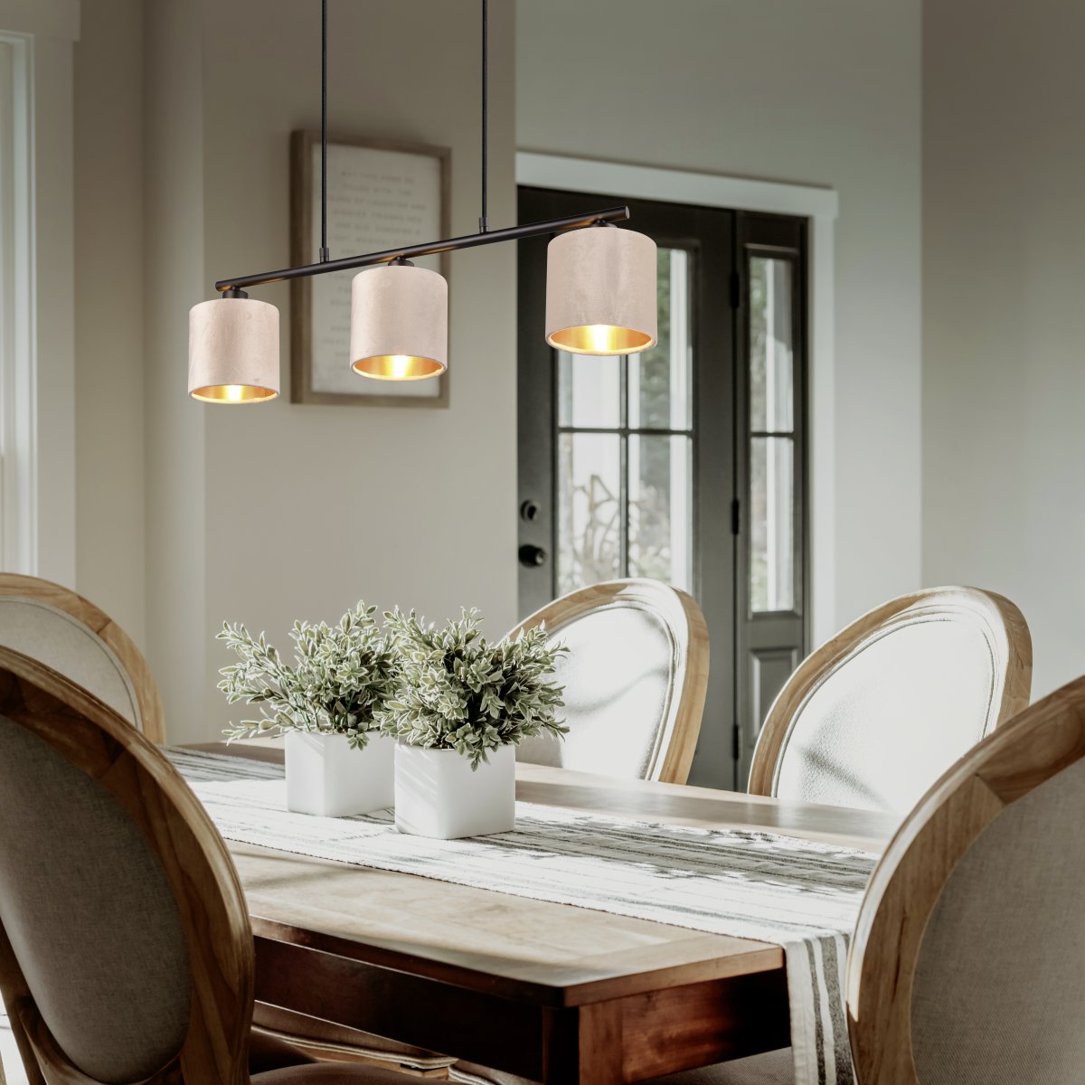Julieta 66cm Beige suspension De Trio Lighting - Le mariage subtil des matériaux – métal noir mat et velours beige – s'harmonise avec différents styles de décoration intérieure et sublime votre salle à manger.