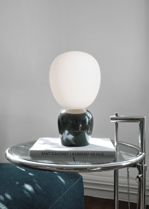 Buddy 34cm Vert lampe de table De Belid - Gr&acirc;ce &agrave; sa lumi&egrave;re douce et son design raffin&eacute;, Buddy s'int&egrave;gre harmonieusement dans tous les int&eacute;rieurs &ndash; une lampe qui apportera lumi&egrave;re et caract&egrave;re pour des g&eacute;n&eacute;rations.