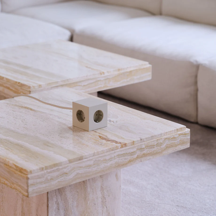 Square 1 with 30W Dual USBC & Magnetic base, 3m Sable De Avolt - Multiprise au design &eacute;l&eacute;gant d'Avolt avec un long c&acirc;ble en PVC, un cube en plastique recycl&eacute; et une plaque magn&eacute;tique sur le fond pour l'accrocher au mur.