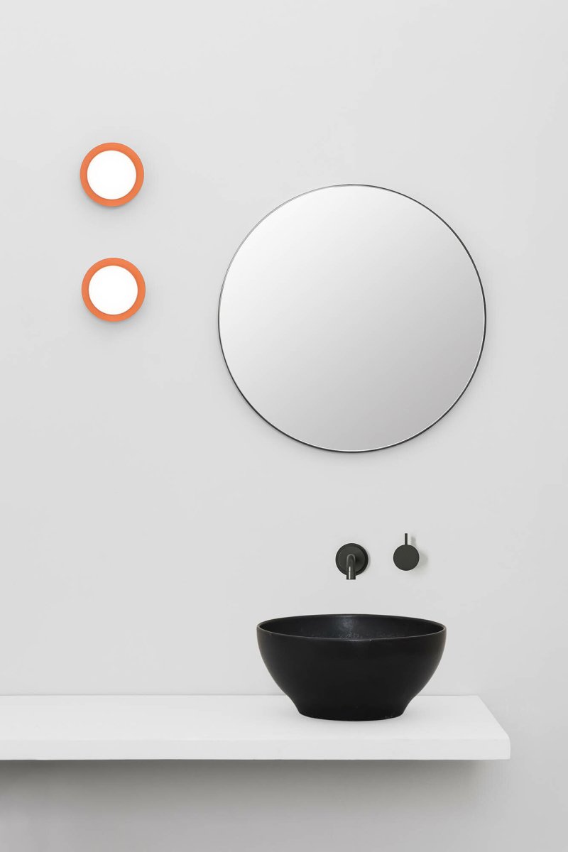 May Ø12 Corail lampe de salle de bain De Faro Barcelona - Avec sa finition corail, sa lumi&egrave;re chaude et son indice de protection IP44, il s'int&egrave;gre aussi bien dans les salons que dans les salles de bains.