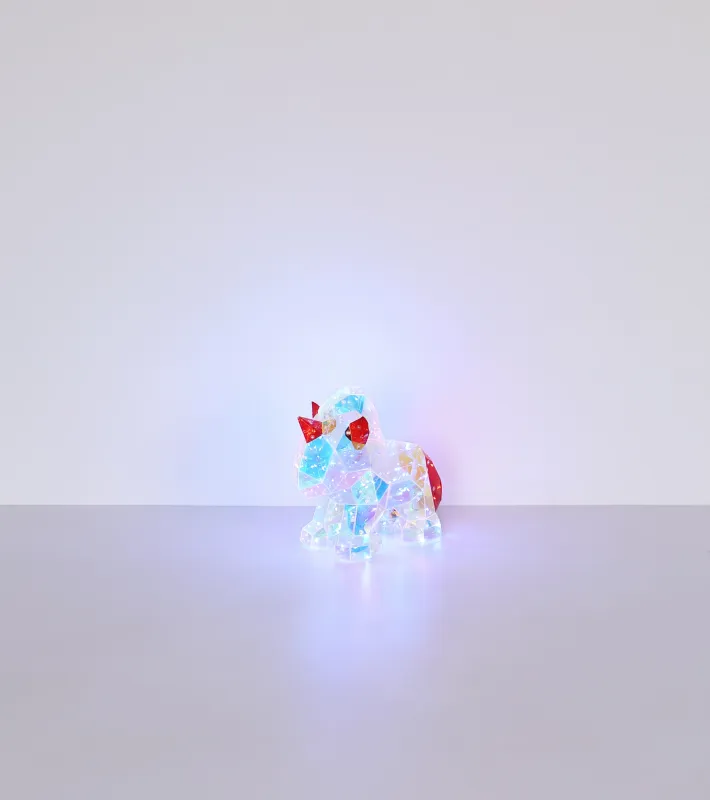 Brondar Transparent lampe pour enfant De Globo Lighting - Son corps en plastique transparent effet cristal est associé à des détails rouges pour une touche de couleur.