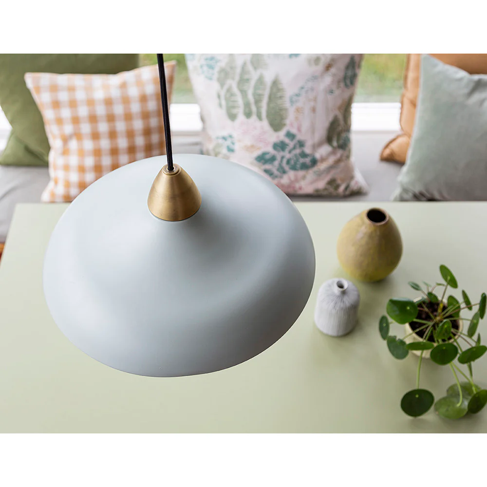 Urban Wide Ø36 Vert clair suspension De Superliving - Le design unique et incurv&eacute; &eacute;met une lumi&egrave;re douce et directionnelle et cr&eacute;e une atmosph&egrave;re haut de gamme dans la salle &agrave; manger, la cuisine ou le salon.