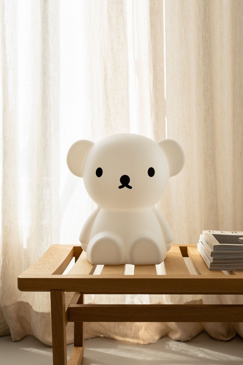 Boris Star Light Blanc lampe pour enfant De Mr Maria - Boris Star Light est une lampe de table charmante et embl&eacute;matique qui ajoutera une atmosph&egrave;re ludique &agrave; votre maison.