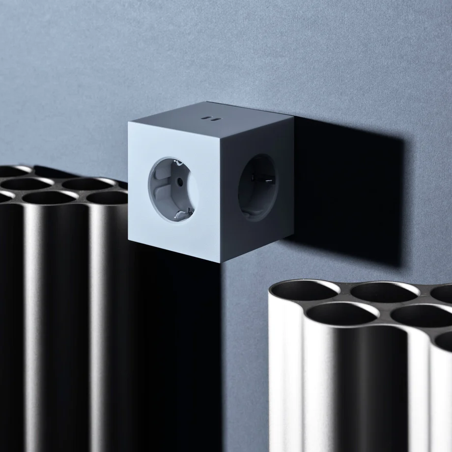 Square 2 Socket extender with 30W Dual USBC Bleu De Avolt - Rallonge de prise d'Avolt au design &eacute;l&eacute;gant avec un cube en plastique recycl&eacute; et une plaque magn&eacute;tique sur le fond pour l'accrocher au mur.