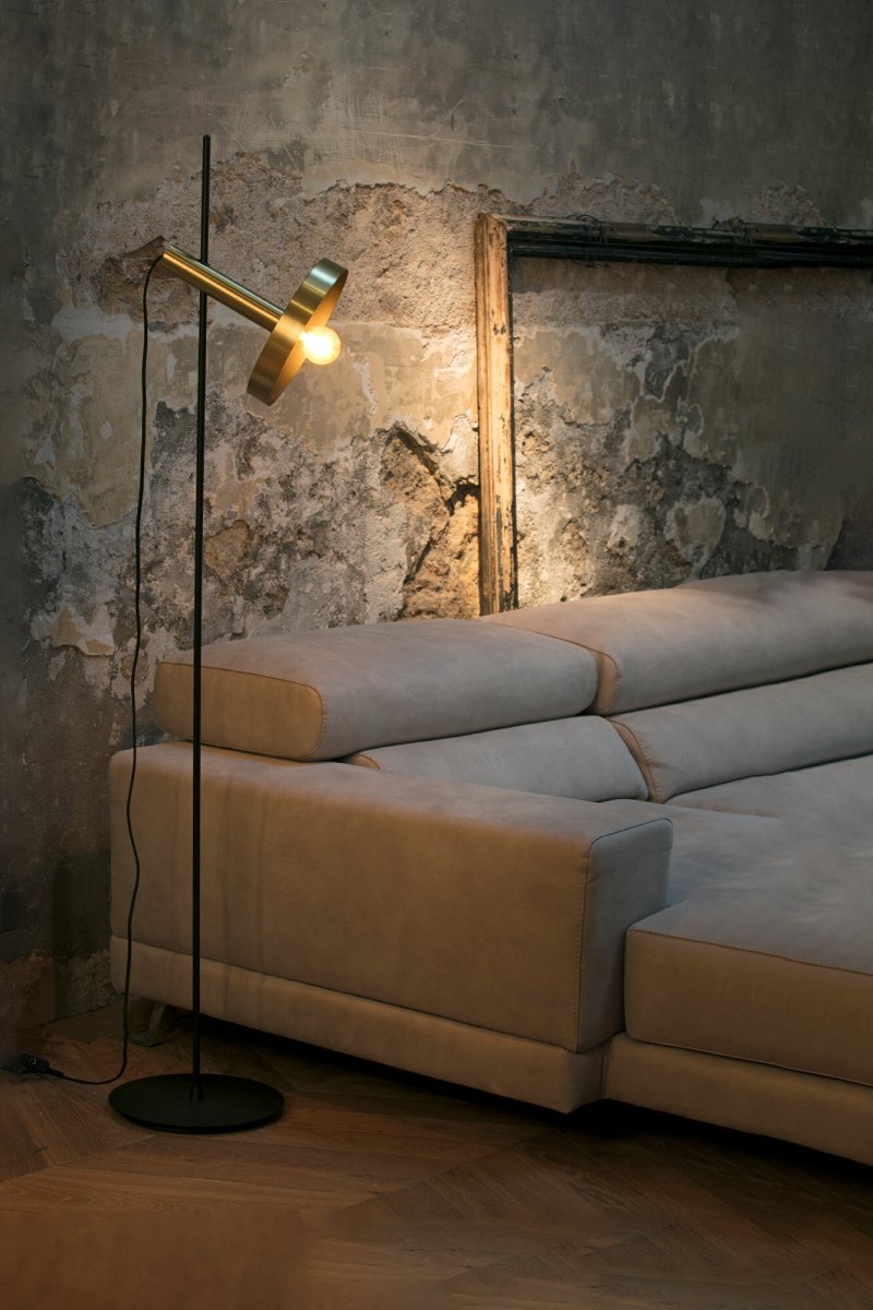 Whizz Or lampadaire De Faro Barcelona - Id&eacute;al pour un &eacute;clairage d'ambiance dans un salon, un bureau ou un coin d&eacute;tente, Whizz fait partie d'une s&eacute;rie de luminaires design, id&eacute;ale pour des projets de d&eacute;coration int&eacute;rieure sophistiqu&eacute;s.