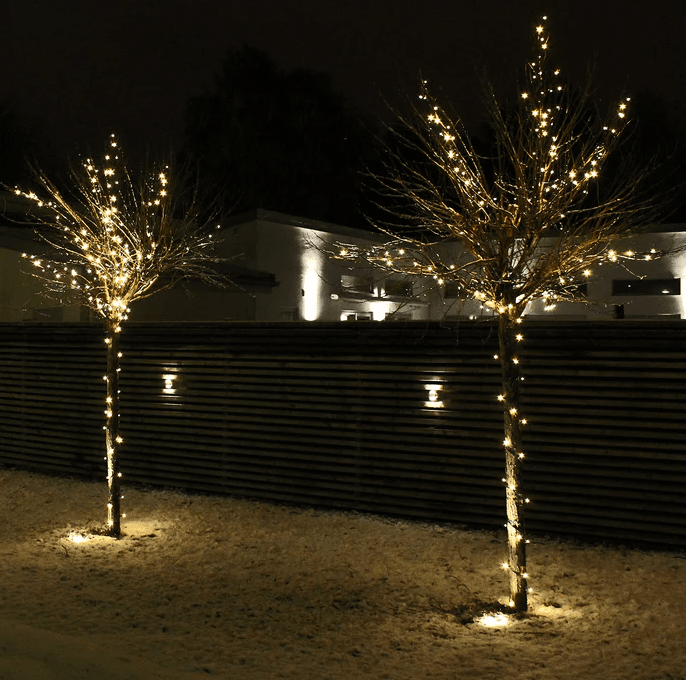 Twinky 20m Noir De Lightson - Id&eacute;ale pour illuminer les troncs d'arbres, les buissons, les cl&ocirc;tures et les murs, elle cr&eacute;e &eacute;galement un tapis lumineux d&eacute;licat dans les pots, sous les haies ou sur les fa&ccedil;ades, sublimant ainsi votre jardin.