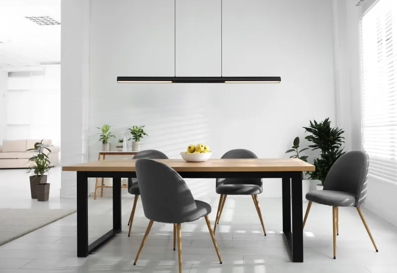 Cody 120cm Noir suspension De Globo Lighting - Lampan &auml;r tillverkad av aluminium i en mattsvart finish som ger ett elegant och tidl&ouml;st uttryck som smidigt sm&auml;lter in i olika inredningsstilar, perfekt f&ouml;r stora matbord eller k&ouml;ks&ouml;ar.