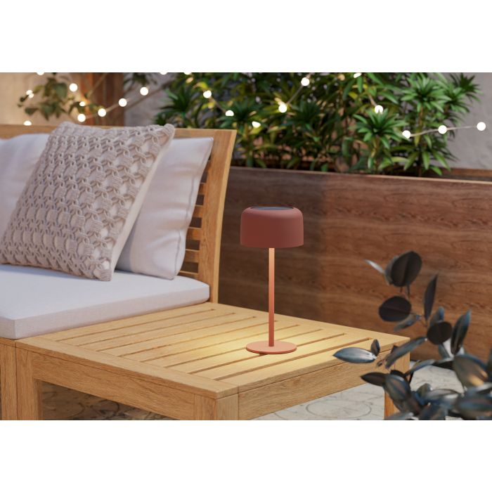 Roccanova 30cm ROUGE lampe solaire De Eglo - Roccanova est une lampe de table élégante à énergie solaire qui allie forme et fonction pour une utilisation intérieure et extérieure.