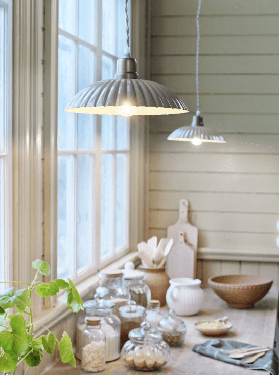 Ingrid Grand Ø24 Beige lampe de fenêtre De Strömshaga - Plafonnier beige en tôle avec abat-jour plissé et câble textile torsadé de couleur naturelle.