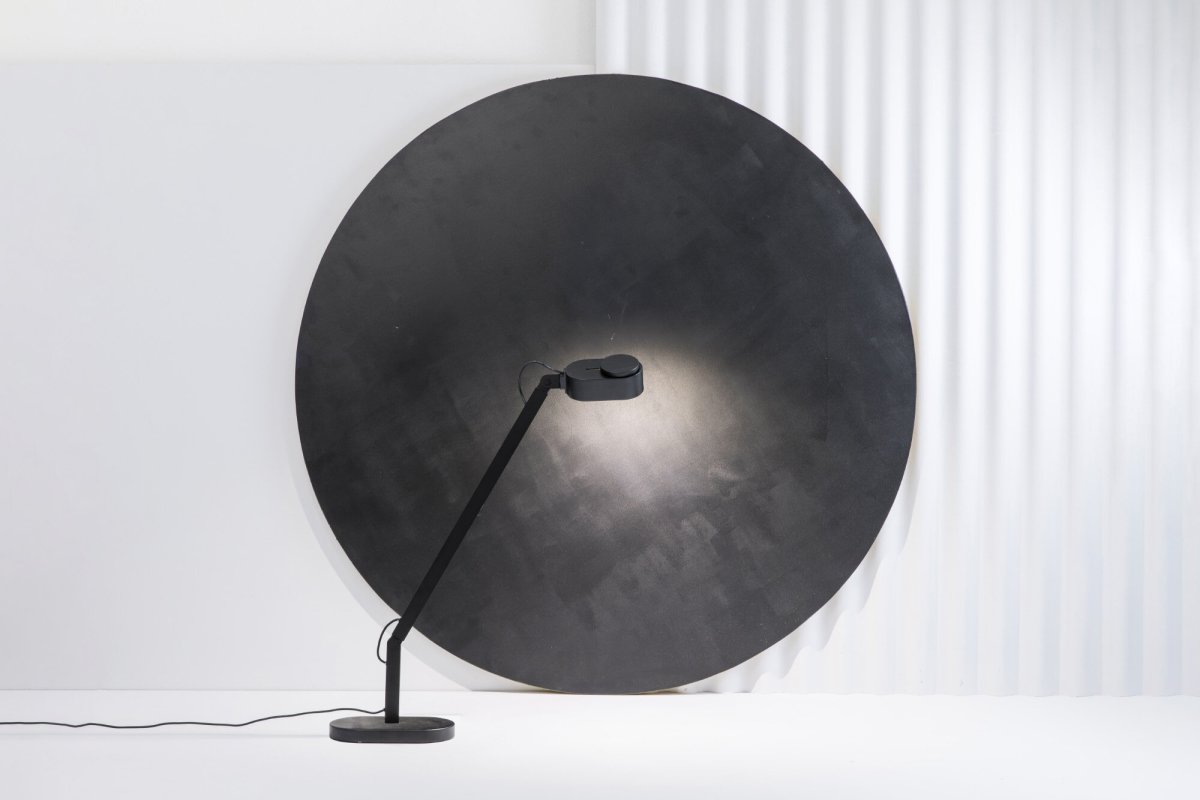 Inviting 86cm Noir lampe de bureau De Faro Barcelona - La t&ecirc;te de la lampe est inclinable horizontalement et verticalement, et la luminosit&eacute; se r&egrave;gle facilement en faisant glisser l'anneau sup&eacute;rieur vers l'avant ou vers l'arri&egrave;re.