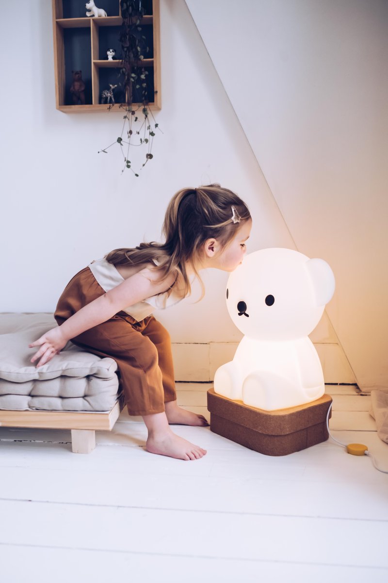 Boris Star Light Blanc lampe pour enfant De Mr Maria - Boris Star Light est une lampe de table charmante et embl&eacute;matique qui ajoutera une atmosph&egrave;re ludique &agrave; votre maison.
